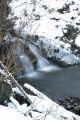 投稿―雪の中　静寂に包まれ美しく光る「さがりの滝」